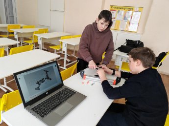 На занятиях кружка Робототехника