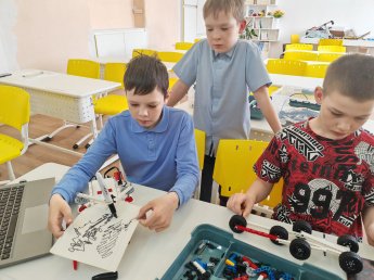 На занятиях кружка Робототехника.